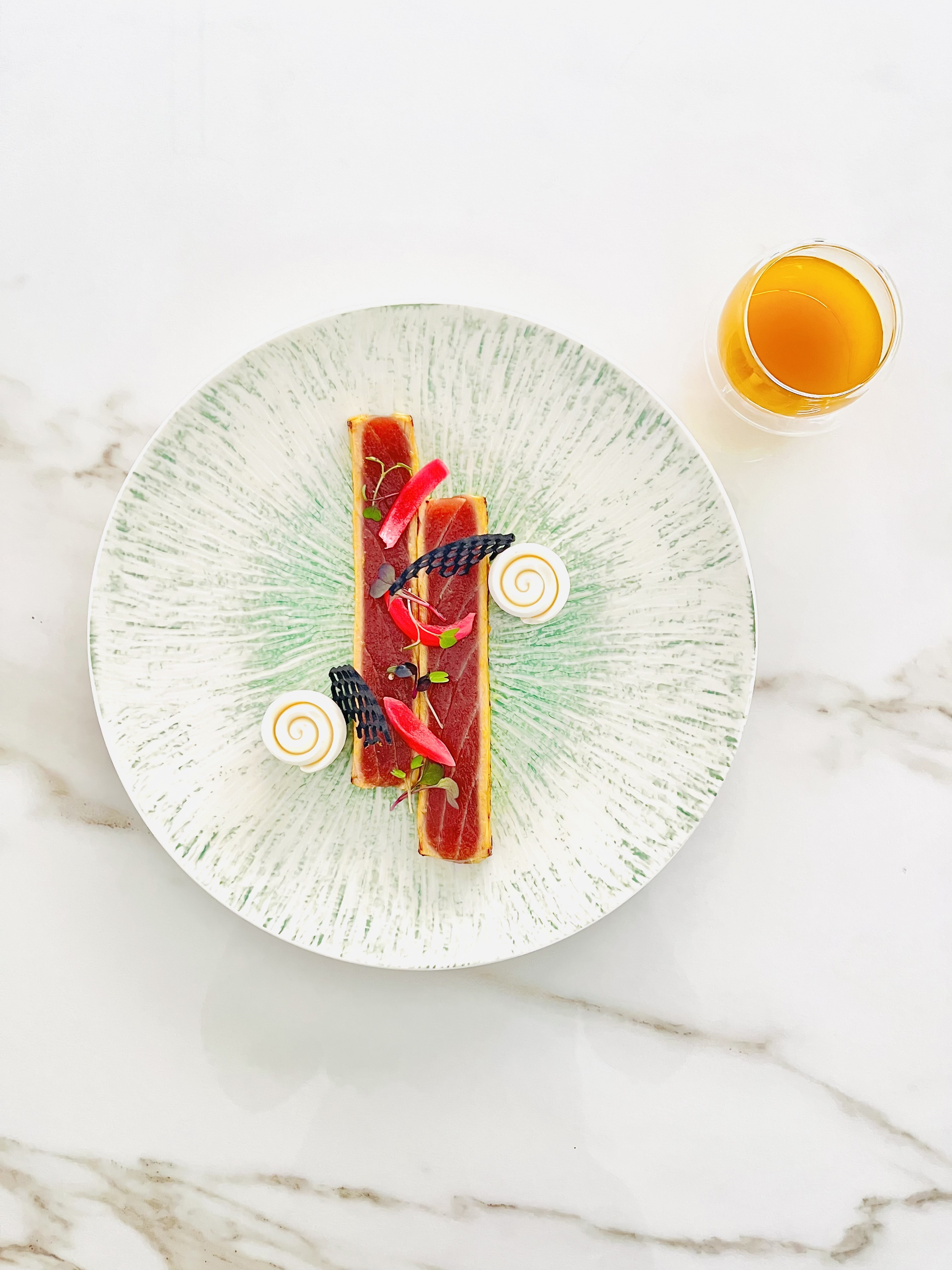 Tataki de thon Saku aux &eacute;pices Satay, bavaroise d'oignons
