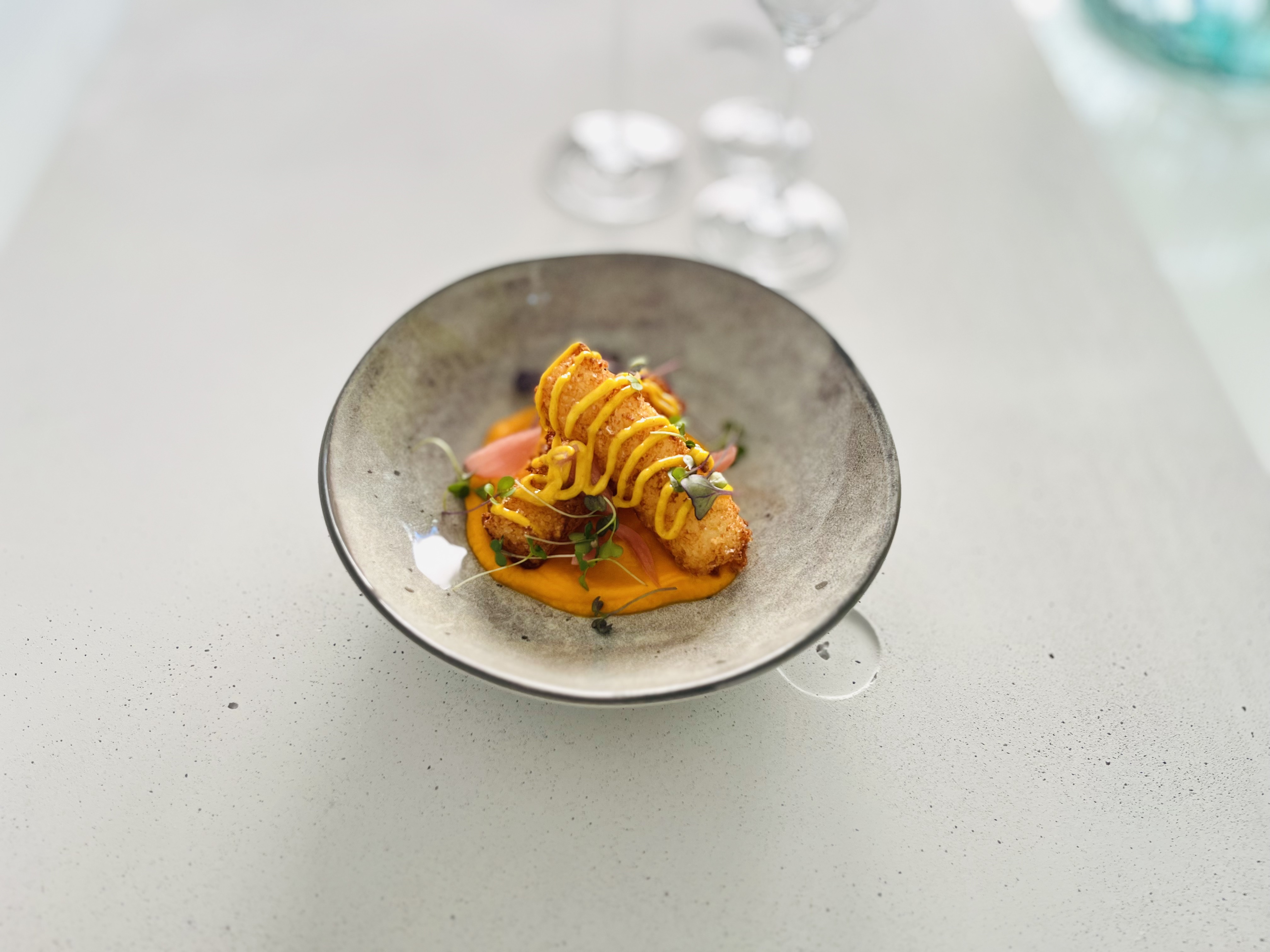 Tapioca cheese, carotte au lait de coco, pickles d'oignons et mayonnaise au Satay